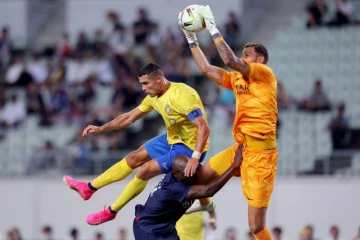 Le gardien parisien Gianluigi Donnarumma s'impose devant la star d'Al-Nassr Cristiano Ronaldo en match amical à Osake, le 25 juillet 2023 