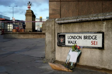 Des bouquets le 30 novembre 2019 près du London Bridge où un repris de justice jihadiste a tué à coups de couteau deux personnes à Londres 