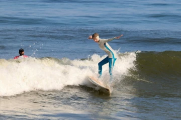 Le Palestinien Sabah Abou Ghanem s'entraîne au surf, le 13 juin 2022 à Gaza