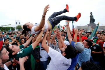 Mexicanos celebrando en Guadalajara, Estado de Jalisco, la victoria contra Alemania en el mundial de Rusia el 17 de junio de 2018.