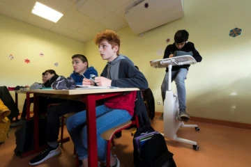 Un élève travaille sur son vélo-bureau, le 2 décembre 2019 au collège Lucien Colon à Lapalisse