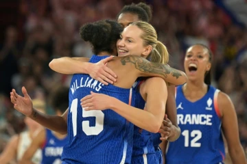 Gabby Williams (G) et Marine Johannes (D) s'enlacent après la qualification des Bleues du basket pour les demi-finales du tournoi olympique, le 7 août 2024 à Bercy
