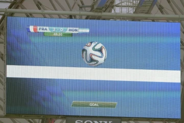 Confirmation du but des Bleus face au Honduras par la technologie sur la ligne de but à Porto Alegre, le 15 juin 2014 