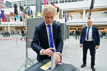 Le leader du parti d'extrême droite aux Pays-Bas, le Parti de la liberté (PVV ) Freedom Party Geert Wilders vote aux élections européennes le 6 juin 2024, à La Haye