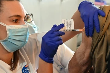 Vaccination contre le Covid d'une personne âgée le 4 janvier 2020 dans un Ehpad à Montpellier