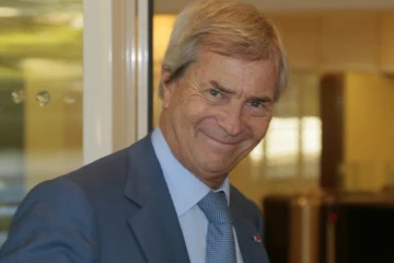 L'homme d'affaires français Vincent Bolloré sort du siège du CSA à Paris, le 24 septembre 2015 à Paris