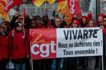 Des syndicalistes de la CGT du groupe d'habillement Vivarte manifestent contre un plan de licenciements, le 5 janvier 2017 devant le ministère de l'Industrie à Paris