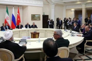 Le président russe Vladimir Poutine (3e g) et ses homologues turc Recep Tayyip Erdogan (3e d) et iranien Hassan Rohani (g) lors d'une réunion sur la Syrie, le 22 novembre 2017 à Sotchi