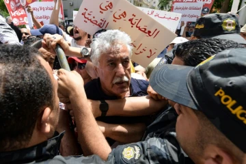 Le porte-parole du parti des Travailleurs Hama Hammami parmi des manifestants contre le référendum du président tunisien Kais Saied, à Tunis, le 4  juin 2022
