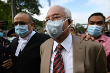 L'ex-Premier ministre malaisien Najib Razak (c) arrive à la Haute cour de Kuala Lumpur, le 28 juillet 2020