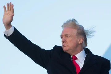 Donald Trump s'apprête à embarquer à bord d'Air Force depuis la base d'Andrews dans le Maryland, le 2 février 2018 