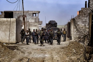 Les forces irakiennes dans une rue de Mossoul lors de leur offensive pour prendre la ville aux jihadistes de l'EI, le 26 février 2017