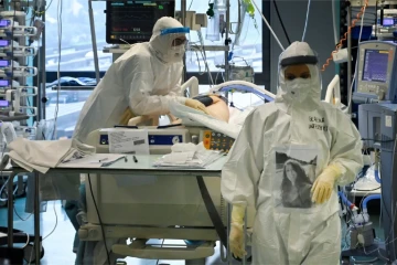 Dans le service de réanimation de l'hôpital Santo Stefano de Prato, près de Florence en Italie, le 17 décembre 2020 