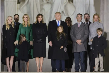 Donald Trump entouré de sa famille au Lincoln Memorial pour le concert inaugural de l'investiture, le 19 janvier 2017 à Washington 