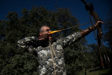 Le chasseur à l'arc, Emilio de la Cruz, le 12 décembre 2016 sur le terrain d'entraînement à San Agustin del Guadalix, à 33 km de Madrid