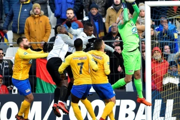 Le gardien d'Epinal Jérome Idir capte la balle lors du 16e de finale de Coupe de France face à la Saint-Pierroise, le 18 janvier 2020 à Epinal