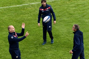 L'entraîneur des avants du XV de France Yannick Bru (g) lors d'une séance d'entraînement des Bleus à Marcoussis, le 1er novembre 2017