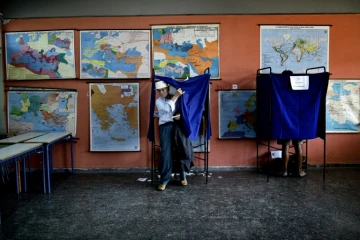 Un électeur sort de l'isoloir dans un bureau de vote d'Athènes, le 20 septembre 2015