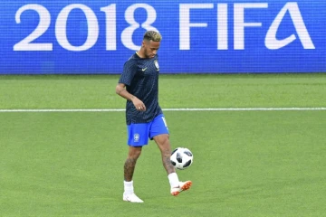L'attaquant vedette du Brésil Neymar à l'échauffement avant le match contre la Serbie, le 27 juin 2018 à Moscou