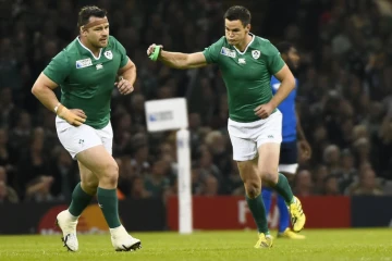 Jonathan Sexton (d) après avoir transformé une pénalité pour l'Irlande contre la France en Coupe du monde le 11 octobre 2015 au Millenium Stadium de Cardiff  