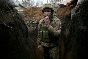 Un soldat ukrainien tient une position près du front contre les séparatistes pro-russes à Novolugansk, en Ukraine le 17 février 2022