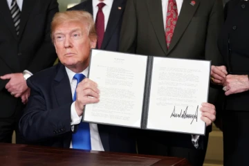 Donald Trump signe des sanctions commerciales contre la Chine, à Washington le 22 mars 2018