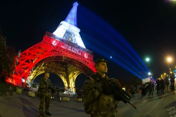 Des soldats au pied de la Tour Eiffel dans le cadre du plan Vigipirate le 18 novembre 2015 à Paris