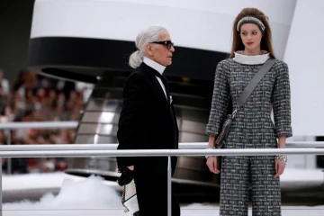 Karl Lagerfeld sur le podium au terme du défilé Chanel, le 7 mars 2017 au Grand Palais à Paris