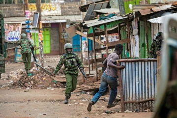 Un policier kényan poursuit un manifestant, le 10 août 2017 à Nairobi