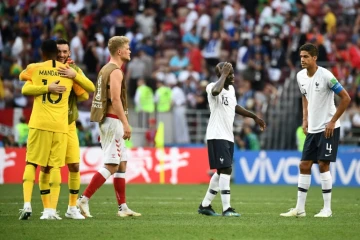 Le capitaine Raphaël Varane et N'Golo Kanté contraints au match nul par le Danemark d'Andreas Cornelius (chasuble) à Moscou, le 26 juin 2018