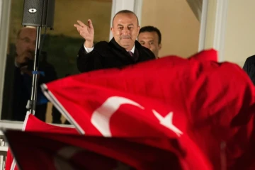 Le ministre des Affaires étrangères Mevlut Cavusoglu lors d'un meeting à la résidence du consul général de Turquie à Hambourg, le 7 mars 2017