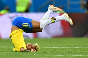 L'attaquant brésilien Neymar chute contre la Suisse en match du 1er tour du Mondial, le 17 juin 2018 à Rostov 