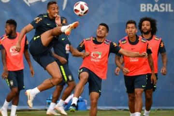 Le défenseur brésilien Danilo (g) lors d'une séance d'entraînement au stade de Sotchi, le 3 juillet 2018