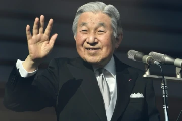 L'empereur japonais Akihito salue la foule depuis le balcon du palais impérial, le 23 décembre 2016 à Tokyo