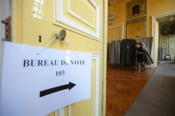 Un panneau indique un bureau de vote le 11 juin 2017 à Strasbourg