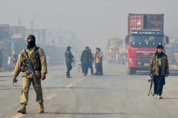 Des policiers le 19 janvier 2016 dans la banlieue de Peshawar après un attentat à la bombe