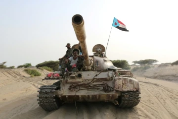 Des séparatistes yéménites à bord d'un char dans la ville de Chouqrah à l'est de la ville d'Aden dans le sud du Yémen, le 27 août 2019