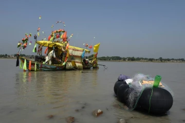 Un pêcheur pakistanais utilise une épuisette électrique, le 20 août 2016 pour assommer des poissons dans la rivière Kaboul, près du village Hajji Zain (nord-ouest du Pakistan)