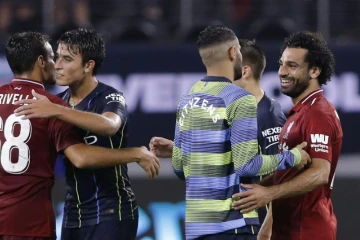 L'attaquant égyptien de Liverpool Mohamed Salah (d) salue les jouers de Manchester City après un match amical, le 25 juillet 2018 à East Rutherford dans le New Jersey 