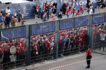 Des supporters de Liverpool se tiennent à l'extérieur, incapables d'entrer à temps, lors de la finale de la Ligue des champions de l'UEFA entre Liverpool et le Real Madrid au Stade de France à Saint-Denis, au nord de Paris, le 28 mai 2022