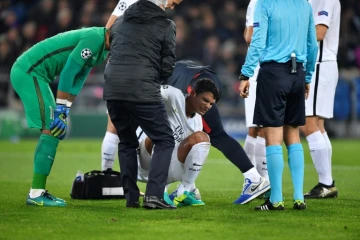 Le défenseur central du PSG Thiago Silva blessé contre Bâle en Ligue des champions, le 1er novembre 2016