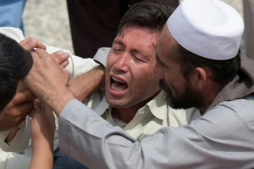 Un homme hurle sa douleur le 24 juillet 2016 à Kaboul au lendemain de l'attentat qui a fait 80 morts