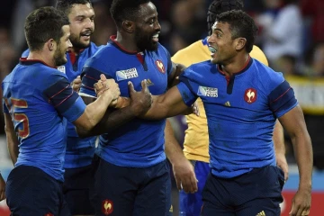 Le centre du XV de France Wesley Fofana fête avec ses camarades son essai contre la Roumanie dans le groupe D du Mondial au stade olympique de Londres, le 23 septembre 2015