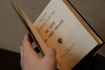 Edition rarissime du livre "Du côté de chez Swann", de Marcel Proust, mis en vente par la maison Sotheby's et exposée le 28 septembre 2017 à Paris