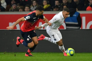 L'attaquant du PSG Kylian Mbappé (d) à la lutte avec le défenseur de Lille Zeki Celik, le 26 janvier 2020 au stade Pierre-Mauroy