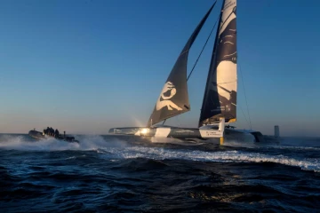 Le multicoque géant volant "Maxi Edmond de Rosthschild", barré par le duo Franck Cammas/Charles Caudrelier, accompagné de quatre co-équipiers, quitte le port de Lorient, le 9 janvier 2021, en quête du Trophée Jules Verne, le record du monde en équipage