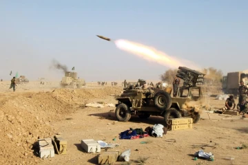 Des combattants chiite tirent un missile en direction du village de Salmani, au sud de Mossoul, en Irak, le 30 octobre 2016
