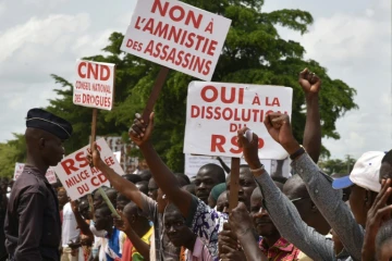 Des manifestants s'opposent à toute amnistie des putschistes près de l'hôtel où s'est tenu la médiation internationale, le 23 septembre 2015 à Ouagadougou