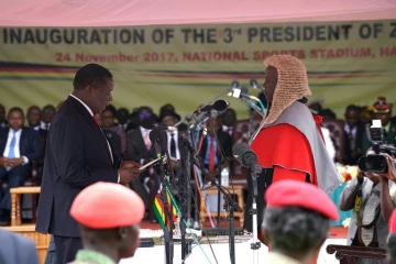 Emmerson Mnangagwa (g) prête serment lors de son investiture comme président du Zimbabwe, le 24 novembre 2017 au stade de Harare 
