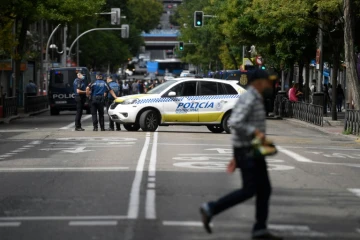Des policiers bloquent une rue à Madrid durant une manifestation contre les nouvelles restrictions anti-coronavirus, le 20 septembre 2020